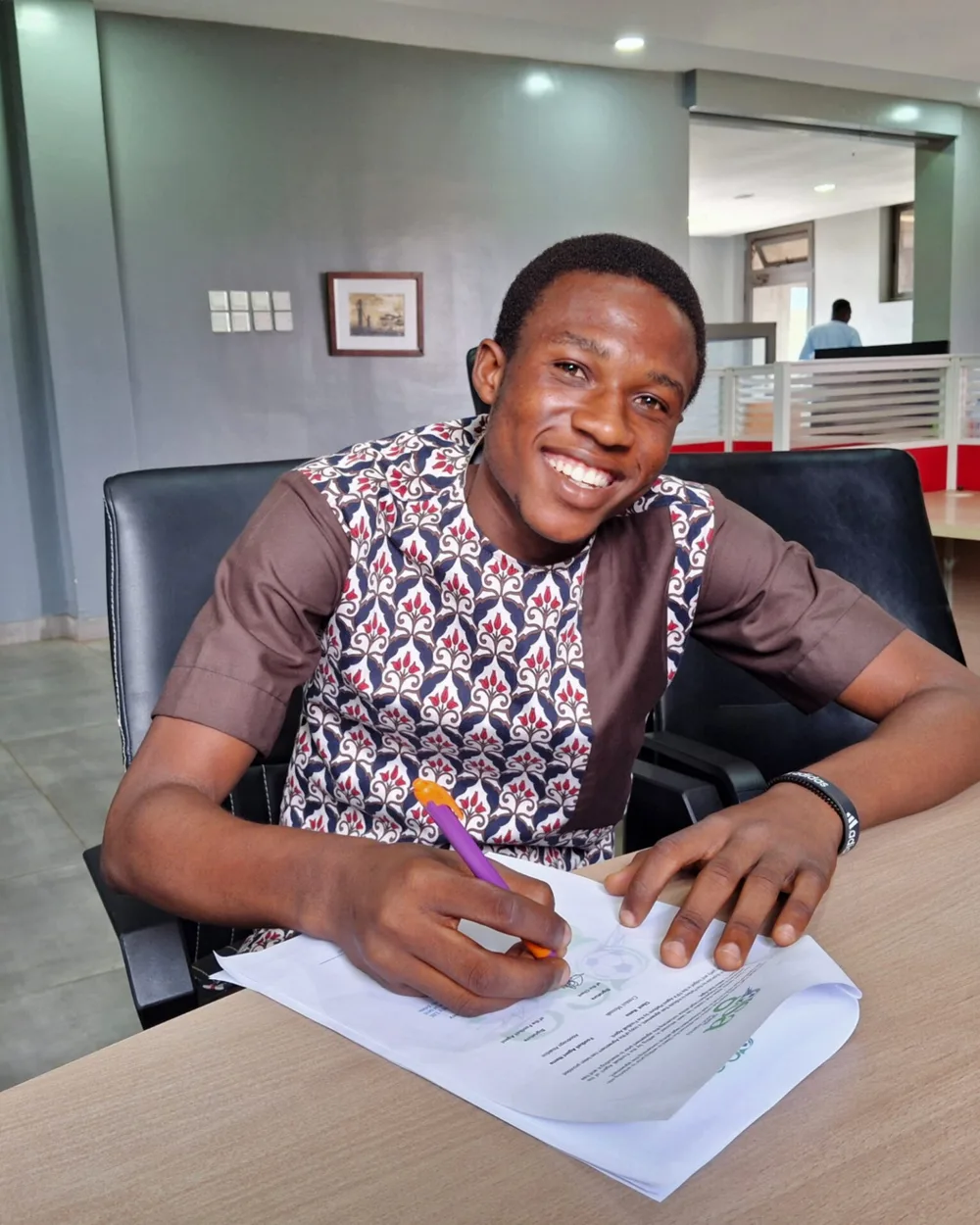Malike signing a representation contract at the GFarok Sports Agency office